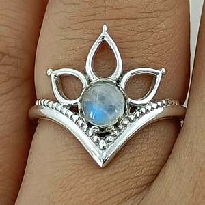 Bague délicate en argent sterling 925 faite à la main avec pierre de lune arc-en-ciel naturelle sertie en clos, forme couronne, pour femme, bijou bohème, cadeau - Product Image 1