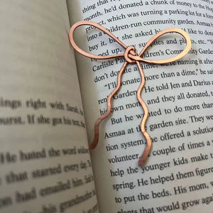 Marque-page en métal décoratif et inspirant avec un message positif pour une lecture sans stress et un temps de détente - Product Image 1