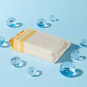 Toallitas Húmedas Mini 14cm x 15cm con Vitamina E, Aroma a Manzanilla, Tamaño Portátil para Viaje - Product Image 1