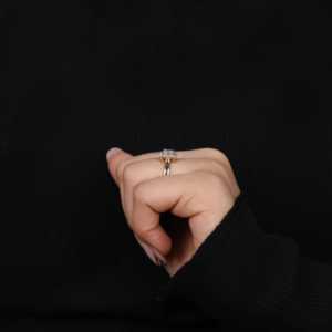 Anillo de Compromiso Solitario con Halo Redondo y Diamante Cultivado en Laboratorio - Colección de Anillos de Diamantes Elegantes - Product Image 3