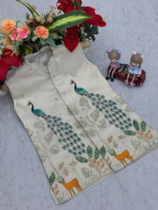 คอลเลกชัน kurta ของผู้ชายขายส่งมีหลายขนาดและฉลากตามสั่ง