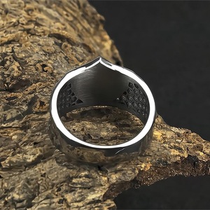 yunnique Bague en acier titane personnalisée avec logo triangle Viking pour homme - Tendance, inoxydable, hypoallergénique - Product Image 3