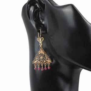 Boucles d'oreilles pendantes en or 22K avec motif triangle et rubis, style filigrane, tendance, religieux, classique, en cuivre, laiton, perle, Nusrettaki, pour fêtes - Product Image 2