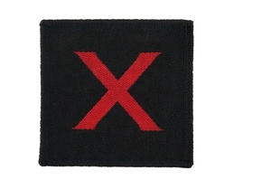 Parche Bordado Estilo Drop Zone con X Roja sobre Negro, Insignia Táctica para Uniforme - Product Image 2