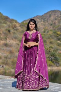 Lehenga Choli Tradicional India con Bordado en Hilo y Trabajo Zari, Exportador de Moda Femenina, Compra en Línea en India - Product Image 5