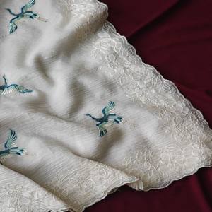 Sari de Tela Pura Crush VASTRA COTTAGE con Borde Bordado de Lucknow y Bordado de Mariposas Combinado con Blusa de Diseño - Product Image 4