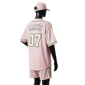 Ensemble short de baseball pour femme, polyester sport premium, maille 150 gsm, léger, rose, avec logo appliqué brodé. Ensembles pour femmes. - Product Image 5