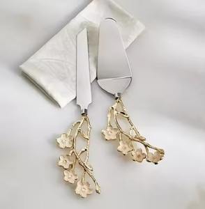 Juego de servidor de pastel de latón elegante diseño de mango de flor y vid estilizado tono dorado contemporáneo - Product Image 2