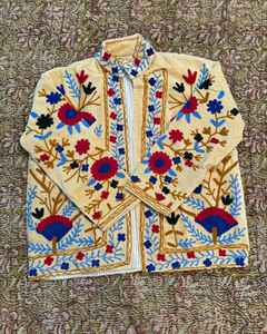 Vente en gros veste d'hiver brodée en velours Suzani manteau brodé fleuri fait main pardessus tenue de fête pour femmes velours Suzani - Product Image 2