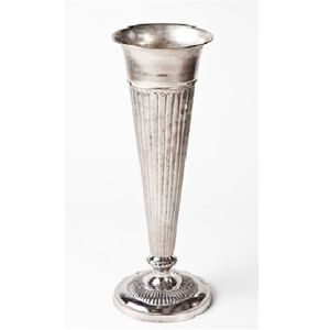 Vase à fleurs en métal contemporain pour les thèmes d'intérieur tendance et les vitrines décoratives douces - Product Image 2