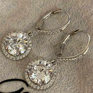 0.90 TCW Round Cut Drop Dangle Moissanite Boucles d'oreilles pour femmes/Anniversaire Cadeau Bijoux pour ses clous de diamant - Product Image 4