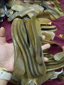 Peigne en corne vietnamien traditionnel, fabriqué à la main pour un glissement fluide, un entretien sain des cheveux, une réduction de la casse et une force accrue des cheveux - Product Image 3