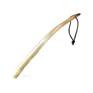 Cuerno de zapatos para invitados, soporte de cuero sostenible, cucharilla, calzador de madera y cuero de tradnary, regalos de boda - Product Image 1