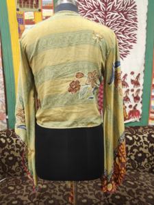 Haut portefeuille en soie de style Boho Hippie pour femme avec cravate avant courte et col en V profond idéal pour les vêtements décontractés ou de plage - Product Image 2