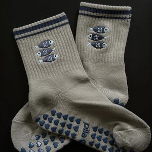 Chaussettes de Pilates antidérapantes en coton doux personnalisées pour femmes avec logo brodé « Catch Of The Day » – Fabricant de chaussettes de yoga - Product Image 3