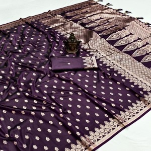 Sari de Seda Banarasi VASTRA COTTAGE con Diseño de Zari Tejido a Mano en Toda la Superficie, Pallu Rico y Blusa de Seda de Contraste Suave - Product Image 4