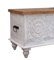 Coffre de rangement en bois de manguier massif antique sculpté à la main avec panneau de bois avant en lavis blanc et finition supérieure naturelle Table basse élévatrice