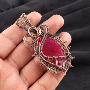 Raro rubí de Cachemira con corte ovalado, colgante de moda con piedra preciosa, envuelto en alambre de cobre chapado en plata, para bodas, compromisos y novias. - Product Image 2