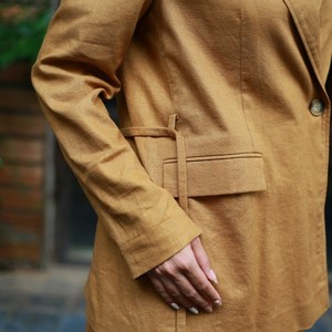 Elegante chaqueta de ramio tejido crudo para mujer con forro de algodón Ecológico Detalle de corbata Cierre de botón Diseño de doble botonadura atemporal - Product Image 2