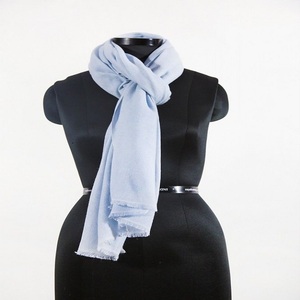 Écharpes longues en cachemire de couleur unie pour l'hiver, Khimar, châles de luxe élégants en pashmina pour femmes musulmanes, vente en gros depuis Delhi - Product Image 3