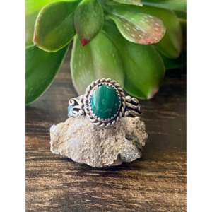 Anillo Navajo Hecho a Mano con Malaquita y Plata de Ley, Obra de Colección Cultural - Product Image 1