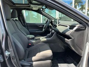 Toyota RAV4 hybride SE 2022 avec sièges en cuir, toit ouvrant panoramique, transmission automatique, phares à LED - Product Image 2