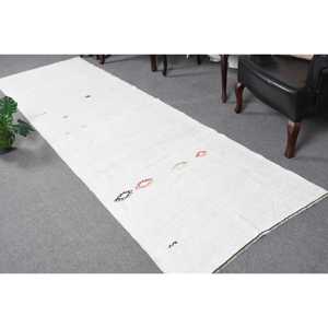 Alfombra Turca de 3.2x10.9 pies, Alfombra Vintage, Alfombra de Lana con Estampado Animal Blanco y Rojo - Product Image 1