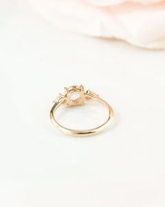 Bague de fiançailles vintage en or jaune 18 carats avec trois pierres de moissanite de 7,00 mm, taille ronde et taille poire, sertie à griffes - Product Image 3