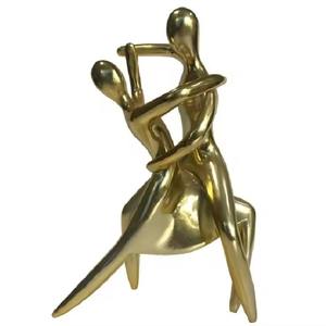 Sculptures de couple dansant en laiton créant un point focal qui évoque la romance et la conversation réfléchie, magnifiquement réalisées par ARTISTIQUE - Product Image 4