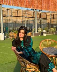 Ropa de diseñador Algodón puro con bordado Puntada de cadena Trabajo con espejo real Trabajo con manga completa Top y pantalón con Dupatta - Product Image 1