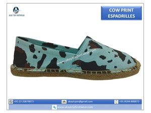 Fondo azul claro con estampado de vaca, nuevas alpargatas de moda, suela izquierda derecha, antideslizante, iluminado, diseño único, alpargatas, zapatos - Product Image 2