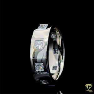 Anillo de moissanita de lujo con brillo de corte princesa helado y hecho para momentos de boda inolvidables. - Product Image 3