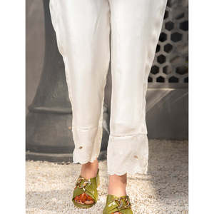 Pantalon cargo décontracté pour femme NEYLAN en soie brute respirante, brodé, en crêpe, à taille basse - Product Image 2