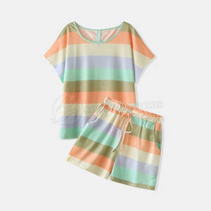 Conjunto de dos piezas de verano XL personalizado de alta calidad para mujer, Camiseta con cuello redondo, pantalones cortos de chándal hasta la rodilla con logotipo de decoración de patrón sólido - Product Image 6