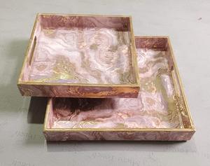 Vente chaude Plateau en bois d'acacia de forme ronde fait à la main avec impression en émail et poignées en métal Plateau en bois imprimé personnalisé - Product Image 5