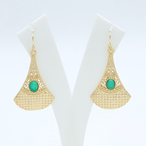 Boucles d'oreilles en alliage de cuivre en laiton Dua fabriquées à la main en onyx vert | Bijoux de mariage pour femmes à la mode en plaqué or 18 carats | Fabriqué en Inde - Product Image 3