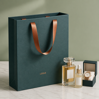 Sac de courses en papier recyclable personnalisé avec logo en aluminium pour l'emballage de sérum de soin de la peau, de flacons de parfum et de montres