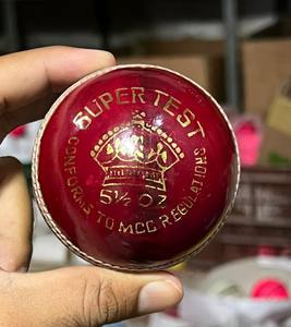 Pelota de Críquet Cosida a Mano de Cuero Rojo OEM, Pelota Dura de Alto Rebote - Product Image 2