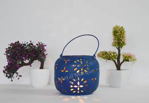 Fancy Hot Blue Powder Coating Flower Grabado Linterna colgante Handi Recorte Patrón de flores Linterna de metal Linterna decorativa para el hogar - Product Image 4