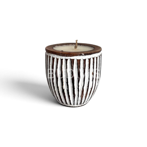 Bougie d'aromathérapie artisanale en bois avec accents sculptés blancs pour une décoration rustique de la maison - Product Image 1