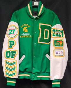 Chaqueta con letras de béisbol Varsity personalizada con cuerpo de lana rosa, Mangas de cuero blanco y decoración bordada - Product Image 3