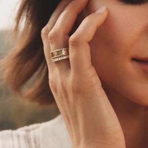 Anillo AURALUXURIA para Mujer, Oro Amarillo de 14K, Diamante Cultivado en Laboratorio, Diseño de Estrella con 8 Piedras Laterales - Product Image 2