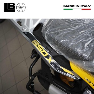 Adesivi 3D Personalizzati per Moto, Protezioni per Maniglie Passeggero Compatibili con QJ Motor SVT 650 X - Product Image 3
