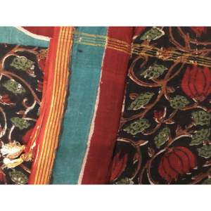 Pañuelo de Seda y Algodón Chanderi Estampado a Mano, Ligero, con Diseño de Flores de Granada de Medianoche, Accesorio de Moda - Product Image 1