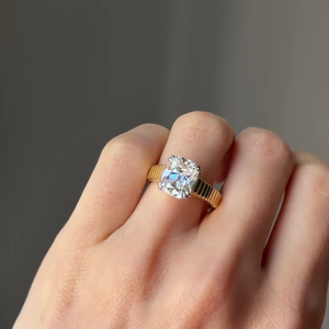 Bague de fiançailles pour femme en diamant de laboratoire certifié IGI 3,00 carats, taille coussin allongée unique, couleur D-E-F, pureté VVSVS0 - Product Image 2