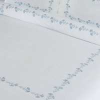 Parures de lit en satin de coton personnalisées en gros, fleurs turquoise brodées, housse de couette et taies d'oreiller pour la maison, l'hôtel, le mariage