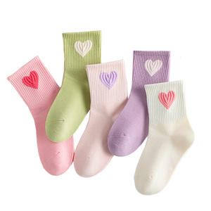 Chaussettes de sport pour femmes en coton personnalisées mignonnes longueur d'équipage avec motif de coeur Colormix Logo de corps confortable et décontracté - Product Image 1