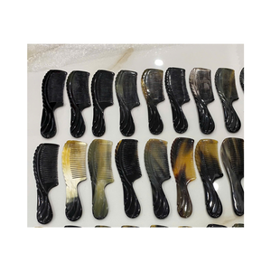 Peigne à cheveux en corne fabriqué à la main pour un cuir chevelu sain, pas de statique, pas d'enchevêtrement, parfait pour la routine et les cadeaux de soins capillaires naturels - Product Image 4