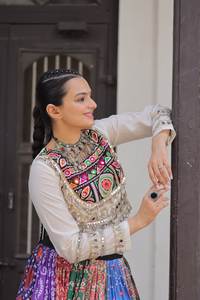 Lehenga Choli de Diseñador para Navratri con Gota Patti y Trabajo de Espejo, Colección Navratri - Product Image 5