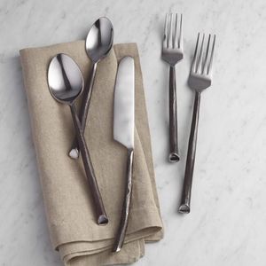 Ensemble de couverts en métal design au design moderne et élégant, parfait pour la présentation de la table à manger et l'intérieur élégant de la maison - Product Image 1